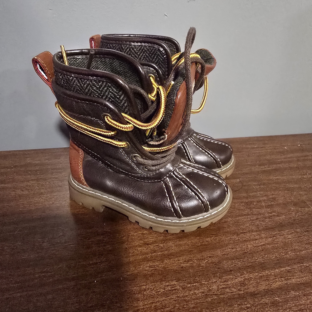 Tommy Hilfiger Baby Duck Toe Boots  size 5